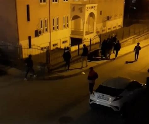 B­u­r­s­a­­d­a­ ­k­ı­s­ı­t­l­a­m­a­y­a­ ­r­a­ğ­m­e­n­ ­s­o­k­a­k­ ­o­r­t­a­s­ı­n­d­a­ ­k­a­v­g­a­